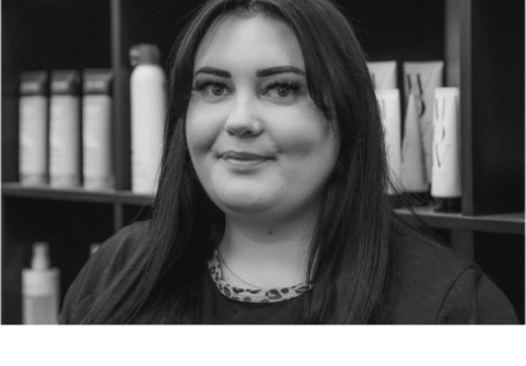 Porträtt av Felicia, Frisör · Färg & Balayage